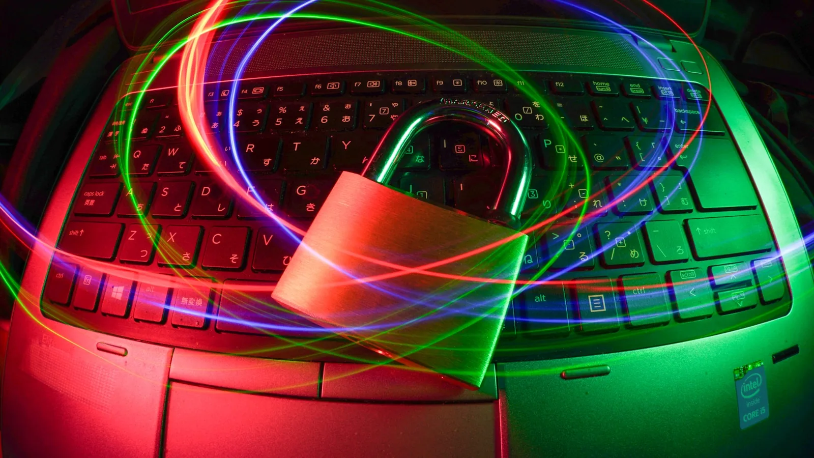 Un candado sobre el teclado de un portátil con estelas de luz, símbolo de seguridad y privacidad