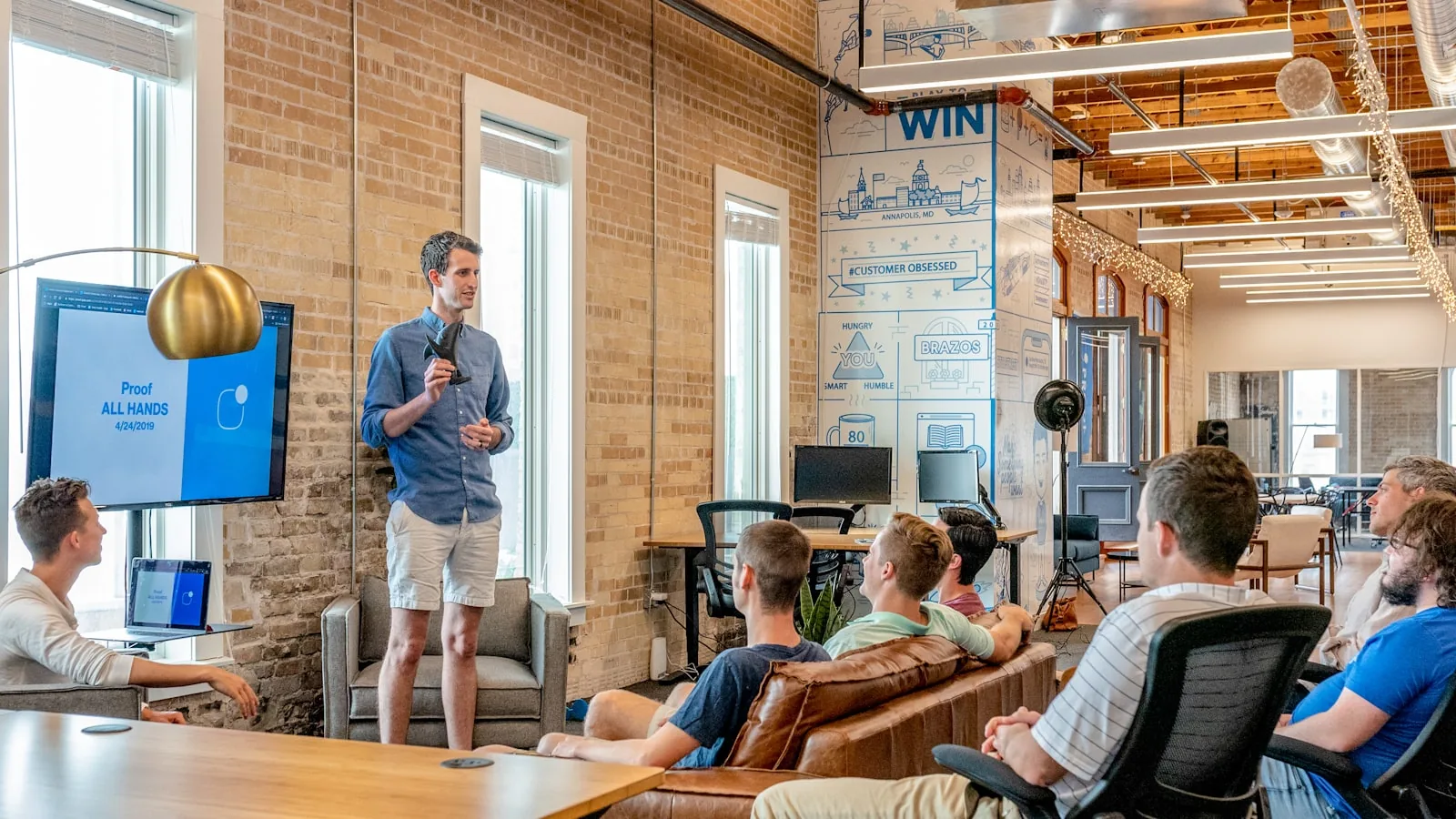 Persona presentando ante una audiencia o comunidad