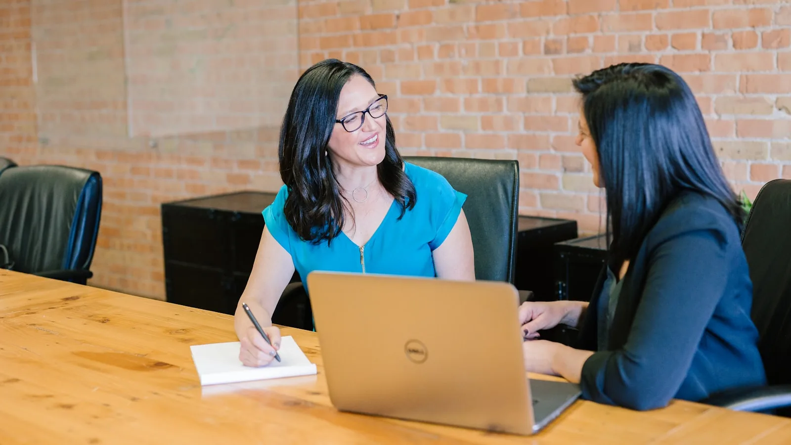 Dos personas colaborando frente a una laptop para crear una comunidad