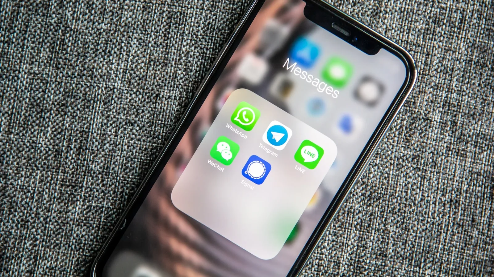 Teléfono móvil mostrando aplicaciones de mensajería, incluida Telegram