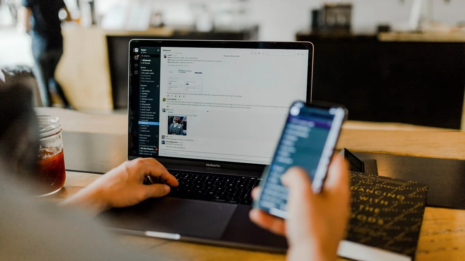 Telegram abierto en una laptop y un teléfono móvil