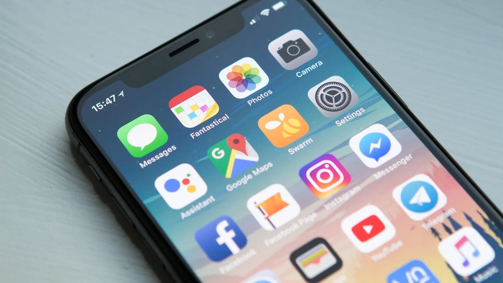 Pantalla de inicio de un móvil llena de iconos de aplicaciones