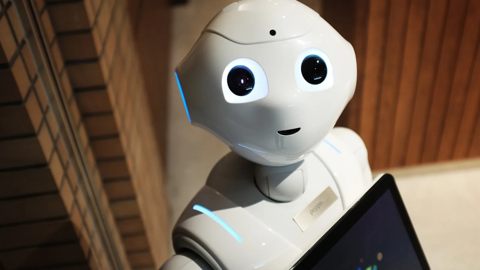 Robô branco de aparência amigável, como um assistente automatizado ou bot