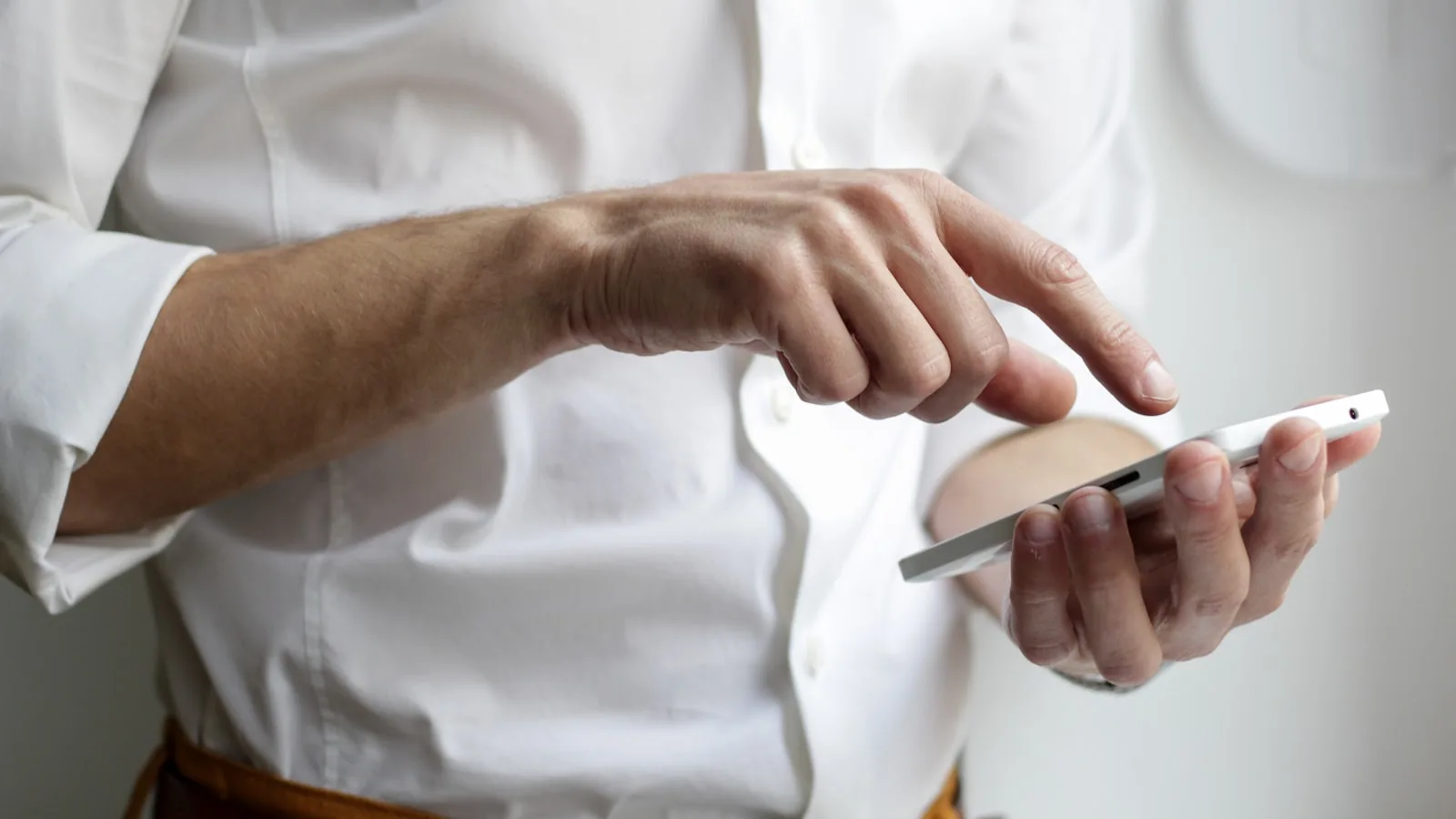 Persona usando una aplicación en su teléfono móvil